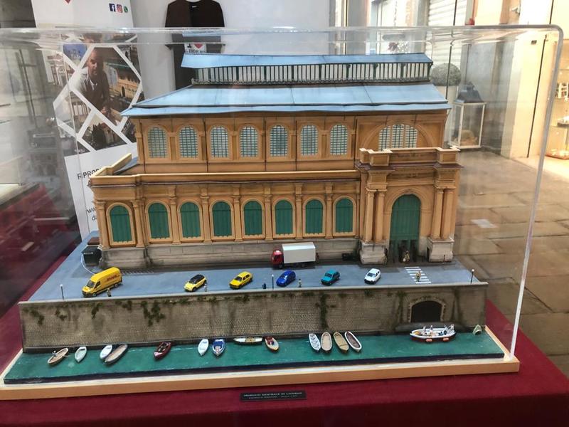 Uno stand dedicato alla Livorno in miniatura al Mercato Centrale